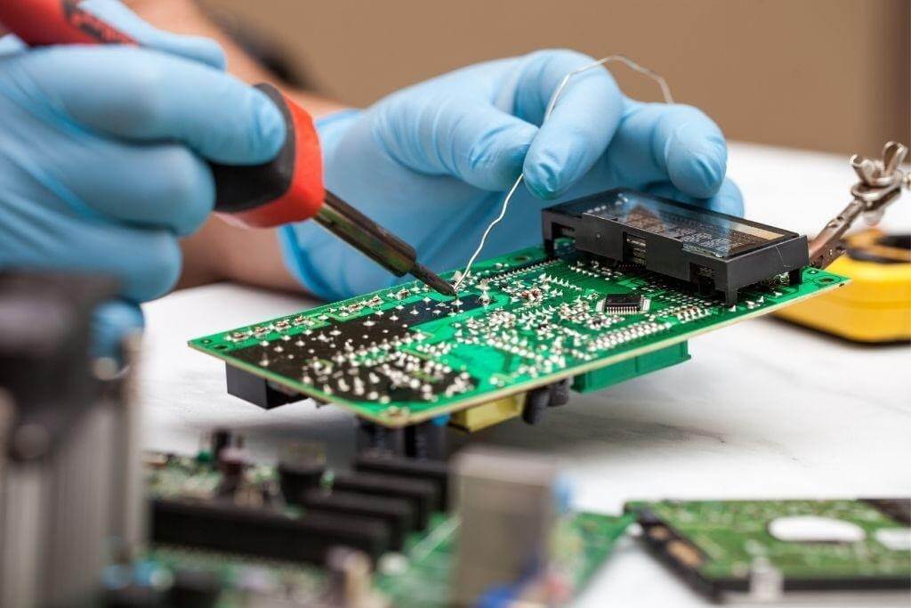 The Advantages of Outsourcing Your PCB Assembly to an Online Service ...